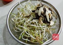  香菇绿豆芽的做法图解1