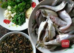 小鱼烧咸菜的做法图解1