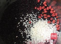 黑米粥的做法图解1