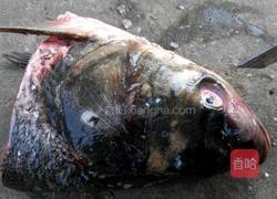 酸菜鱼头的做法图解1