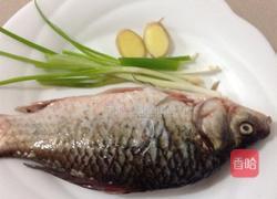 白萝卜丝鲫鱼汤的做法图解1