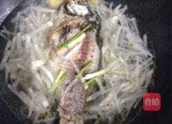 白萝卜丝鲫鱼汤的做法图解5