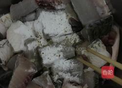 黄豆芽炖香辣鱼的做法图解2