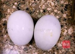 彩椒皮蛋的做法图解1