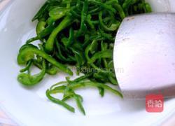 土豆炒青椒的做法图解2