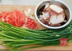 彩椒韭菜花炒酱腊肉的做法图解1