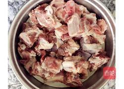 洋芋烧排骨的做法图解2