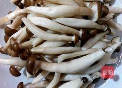 彩椒炒蟹味菇的做法图解1