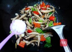 彩椒炒蟹味菇的做法图解6