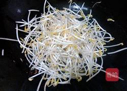 火腿肠炒绿豆芽的做法图解4
