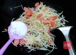 火腿肠炒绿豆芽的做法图解6