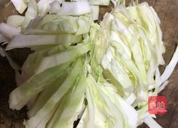 卷心菜炒鸡蛋的做法图解1