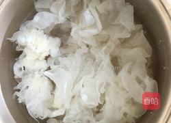 银耳薏米红枣汤的做法图解2