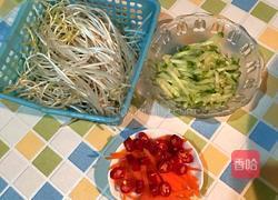 凉拌绿豆芽黄瓜的做法图解2