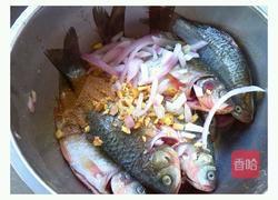 干炸五香鲫鱼的做法图解3