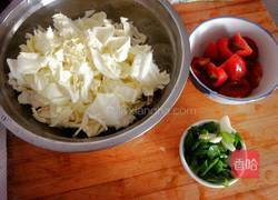 卷心菜炒西红柿的做法图解1