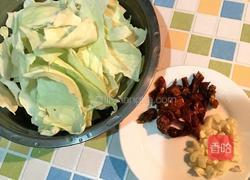 蚝油手撕卷心菜的做法图解2