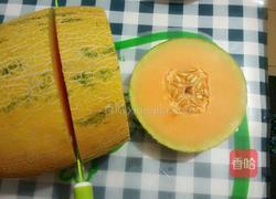 哈密瓜拼盘的做法图解2