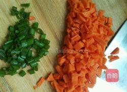 胡萝卜炒饭的做法图解2