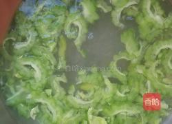 酸酸甜甜苦瓜片的做法图解3