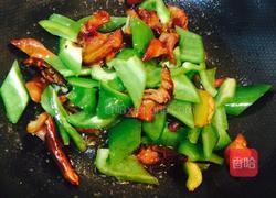 青椒炒熏肥肠的做法图解5