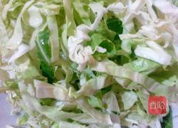 卷心菜炒鸡蛋的做法图解1