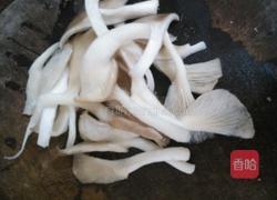 瘦肉平菇汤的做法图解2