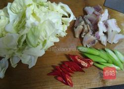 卷心菜炒腊肉的做法图解1