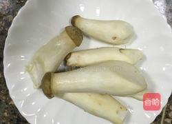 彩椒炒鸡腿菇的做法图解1