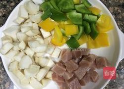 彩椒炒鸡腿菇的做法图解2
