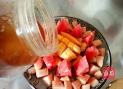 西瓜水果爱蜂蜜的做法图解2