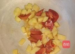 西红柿土豆汤的做法图解2