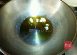 卷心菜炒火腿肠的做法图解2