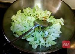 卷心菜炒火腿肠的做法图解3