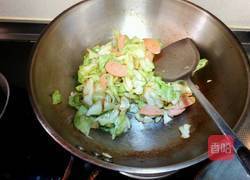 卷心菜炒火腿肠的做法图解5