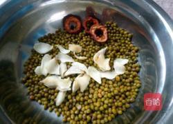 山楂百合绿豆汤的做法图解1