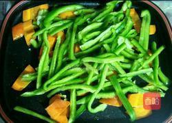 香菇炒胡萝卜尖椒丝的做法图解8