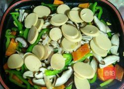 香菇炒胡萝卜尖椒丝的做法图解9