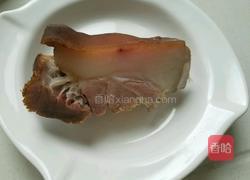 卷心菜炒腊肉的做法图解1