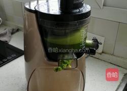 小麦草苹果汁的做法图解4