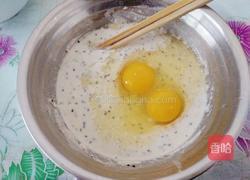 鸡蛋饼卷火腿肠的做法图解3