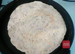 鸡蛋饼卷火腿肠的做法图解7