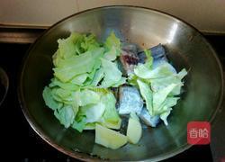 明太鱼炖土豆卷心菜的做法图解3