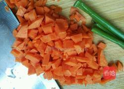 鸡蛋胡萝卜煮饭的做法图解1