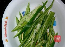 青椒炒烧鸡翼的做法图解1