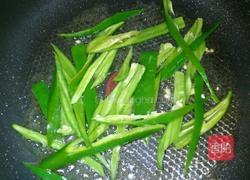 青椒炒烧鸡翼的做法图解3