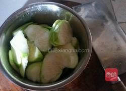 丝瓜肉片汤和酱油辣蒜碟的做法图解1