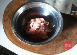 丝瓜肉片汤和酱油辣蒜碟的做法图解3