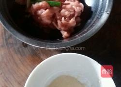 丝瓜肉片汤和酱油辣蒜碟的做法图解5