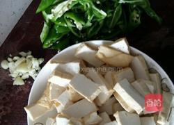 青椒秘制炒香干的做法图解2